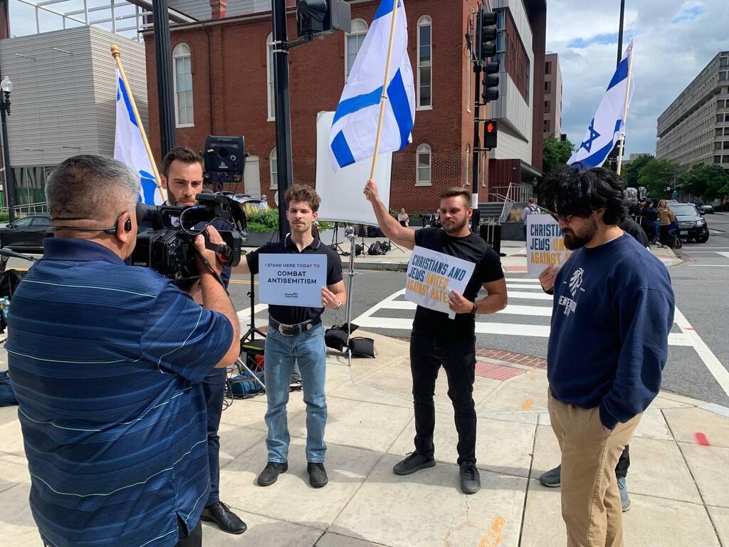 Scene of shooting attack in Washington, D.C.: Israelis and American Jews display Israeli flags in show of support; flowers laid in memory of victims Yaron Lischinsky and Sarah Milgrim זירת הפיגוע בוושינגטון