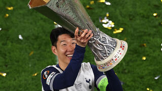 סון חוגג עם הגביע, אבל בלי מדליה