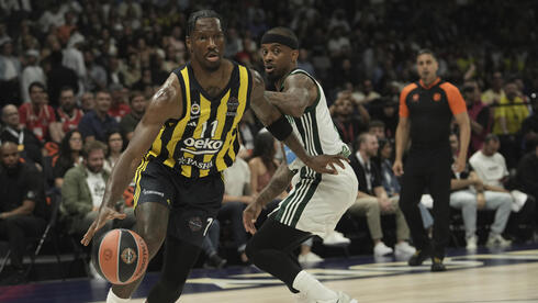 שחקן פנרבחצ'ה נייג'ל הייז-דייויס מול שחקן פנאתינייקוס לורנזו בראון