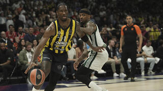 שחקן פנרבחצ'ה נייג'ל הייז-דייויס מול שחקן פנאתינייקוס לורנזו בראון