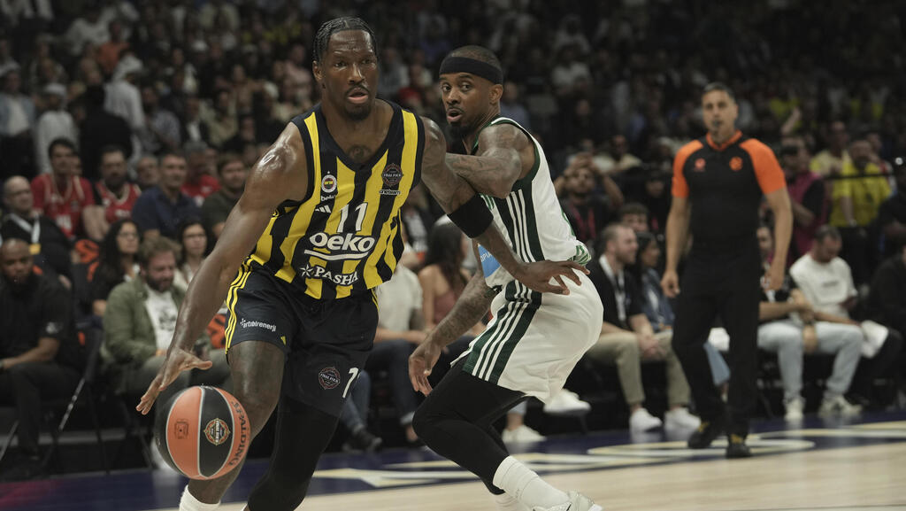 שחקן פנרבחצ'ה נייג'ל הייז-דייויס מול שחקן פנאתינייקוס לורנזו בראון