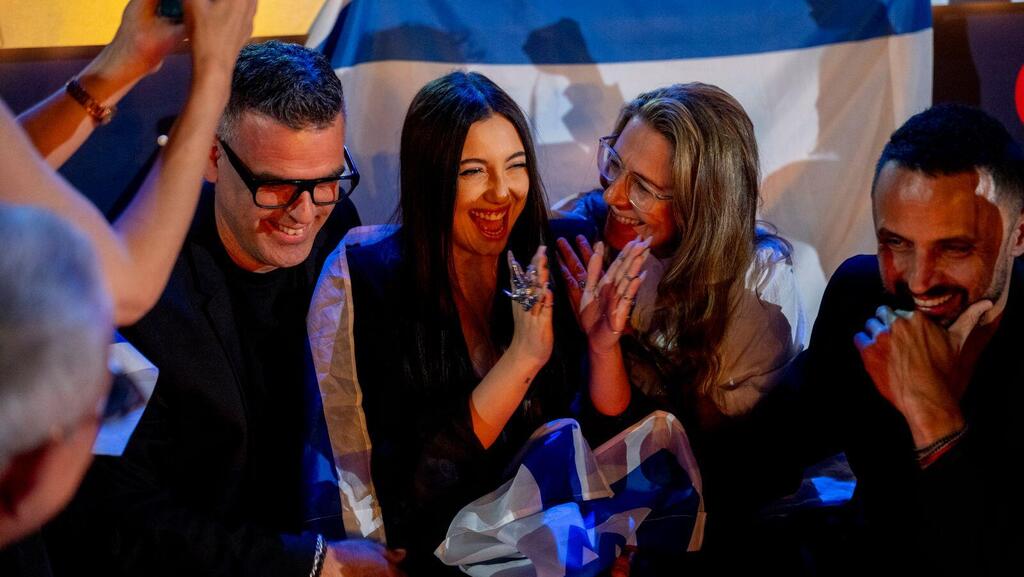 יובל רפאל והמשלחת הישראלית בגרין רום בגמר אירוויזיון 2025