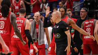 שחקני הפועל ת"א חוגגים