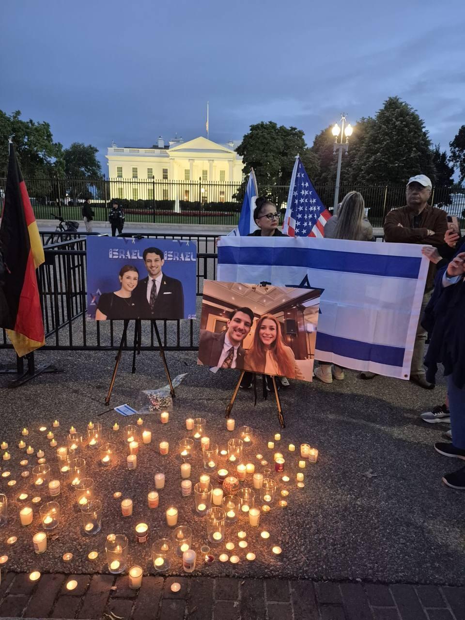 Silent memorial outside the White House for Yaron Lischinsky and Sarah Milgrim (Photo: Daniel Edelson) אזכרה שקטה בבית הלבן לירון לישינסקי ושרה מילגרים
