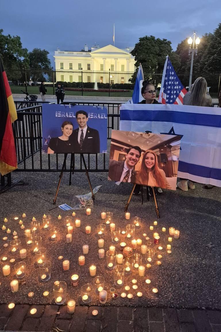 A vigil for Yaron Lischinsky and Sarah Milgrim was held in Washington D.C. (Photo: Daniel Edelson) אזכרה שקטה בבית הלבן לירון לישינסקי ושרה מילגרים