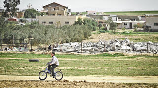 התמונה צולמה ביישוב ערבי-בדואי בדרום, יישוב אלסייד, שהוא יישוב מוכר אך חסר תשתיות בסיסיות. התמונה מנכיחה את מדיניות הריסות הבתים בחברה הערבית-בדואית, אשר מהווה גורם סיכון משמעותי להתפתחות מצוקות נפשיות