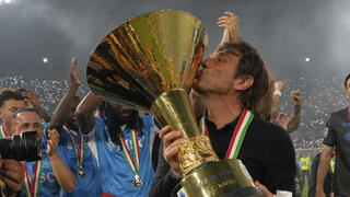 מאמן נאפולי אנטוניו קונטה עם גביע האליפות