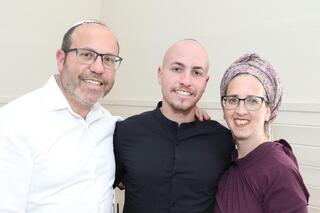 איתן מור והוריו צביקה ואפרת 