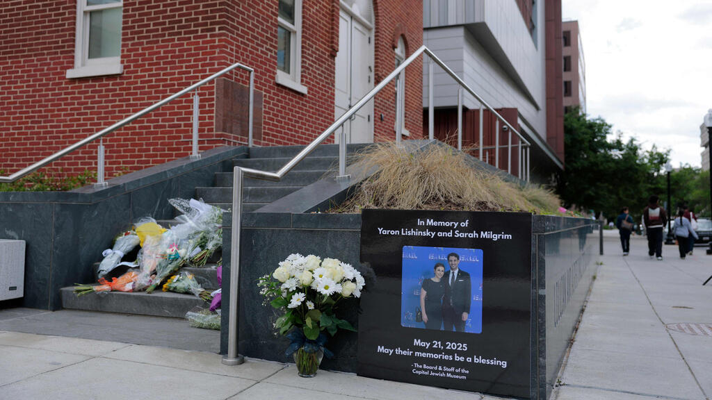 פרחים לזכר הנרצחים סמוך לזירת הפיגוע