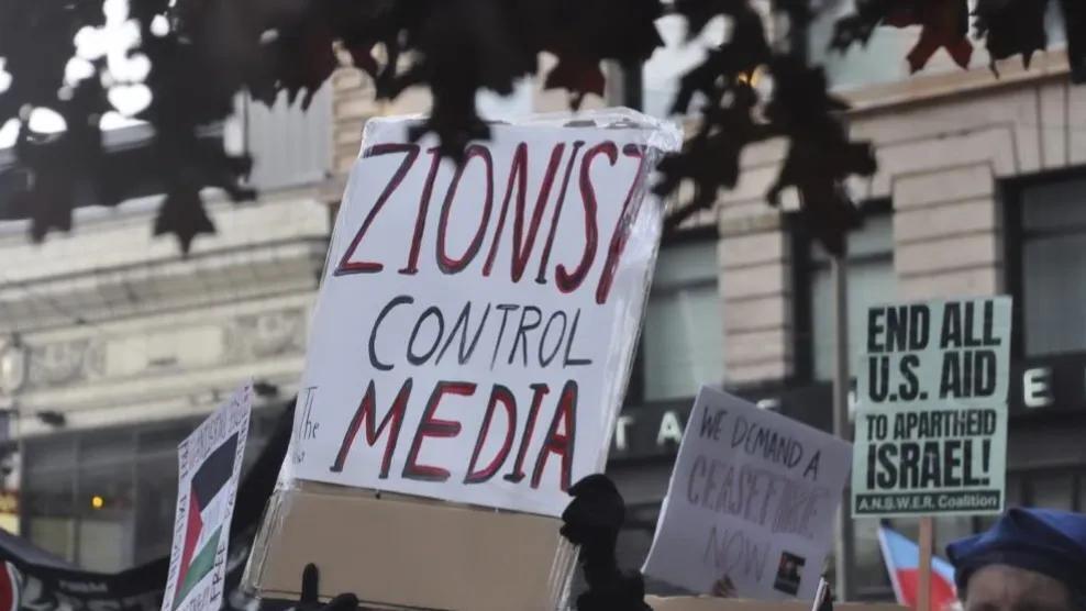 'Zionists control the media': A sign at an anti-Israel demonstration in Seattle (Photo: ADL) "הציונים שולטים במדיה": שלט בהפגנה אנטי-ישראלית בסיאטל