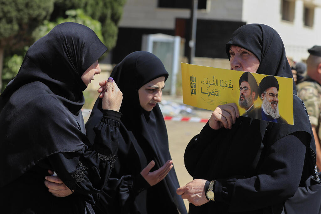 A woman holds a poster with images of Hassan Nasrallah near a polling station in Lebanon (Photo: Mohammed Zaatari / AP) A woman holds a poster with images of Hassan Nasrallah near a polling station in Lebanon