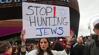 "תפסיקו לצוד יהודים": מפגינה בעד ישראל יוצאת נגד פרו-פלסטינים, מחוץ לטקס סיום לימודים שקיימה אוניברסיטת העיר ניו יורק (CUNY) בברוקלין