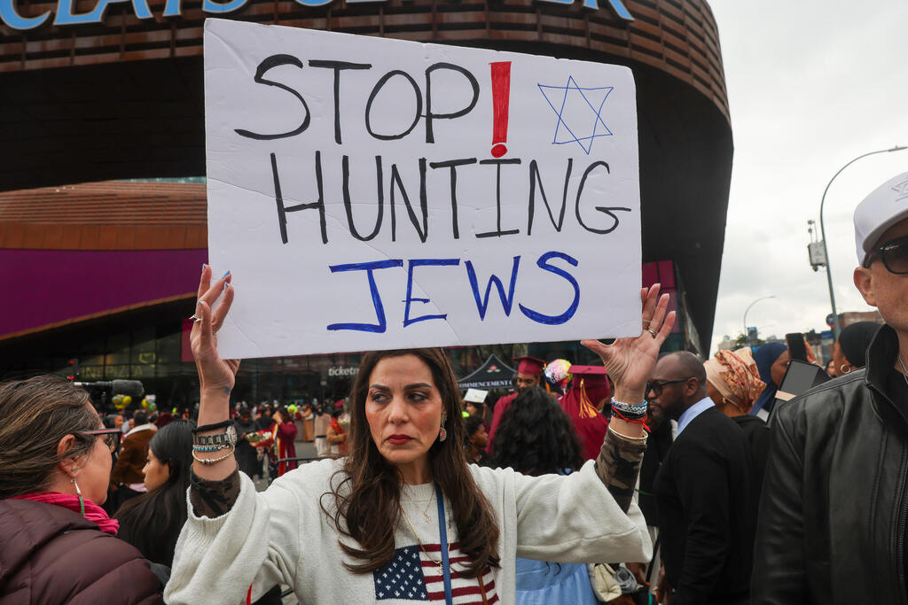 'Stop hunting Jews': Pro-Israel protester confronts pro-Palestinians outside CUNY graduation ceremony in Brooklyn (Photo: Spencer Platt / Getty Images) "תפסיקו לצוד יהודים": מפגינה בעד ישראל יוצאת נגד פרו-פלסטינים, מחוץ לטקס סיום לימודים שקיימה אוניברסיטת העיר ניו יורק (CUNY) בברוקלין