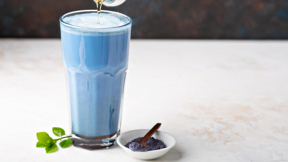 Милкшейк с экстрактом Galdieria Blue из синих водорослей (Фото: Elena Veselova, shutterstock) ״Galdieria Extract Blue״, מאצת גלדיריה סולפורריה, יכולה לשמש כעת כצבע כחול במוצרים כמו מילקשייקים ושייקים