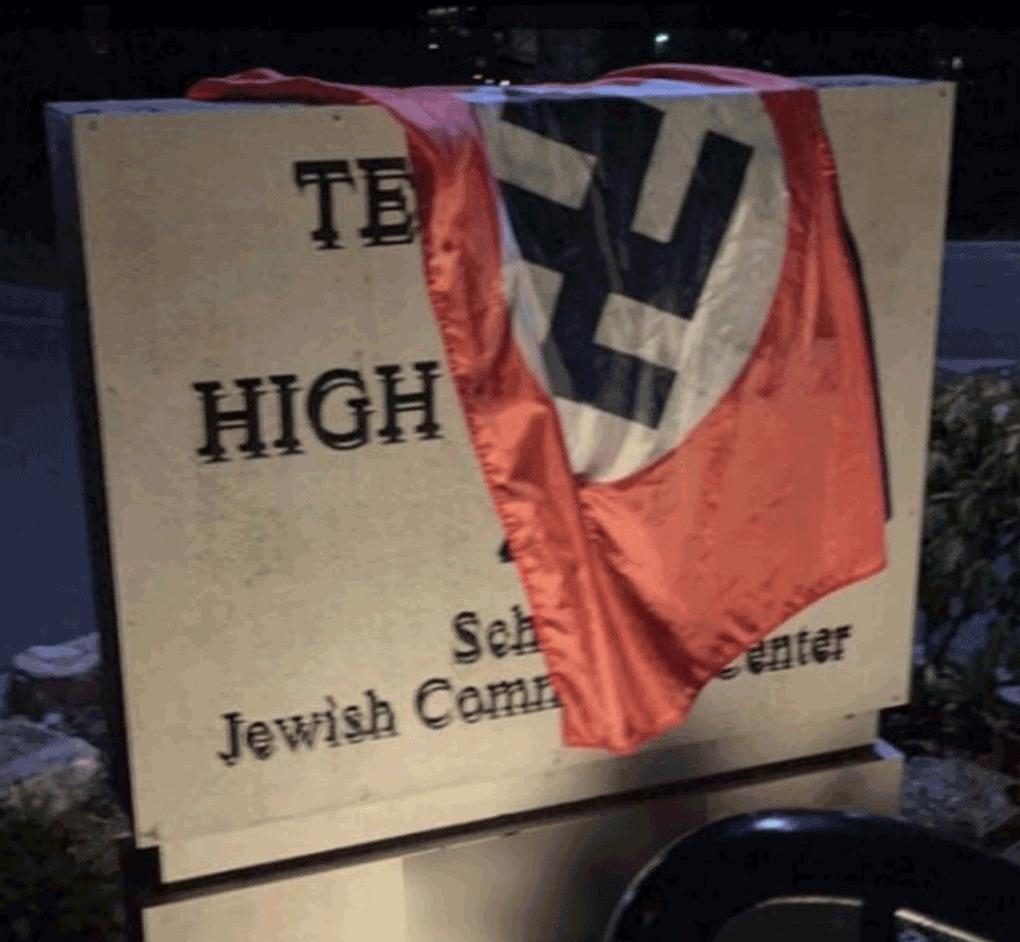 דגל נאצי מעל שלט של בית כנסת בצפון קרוליינה