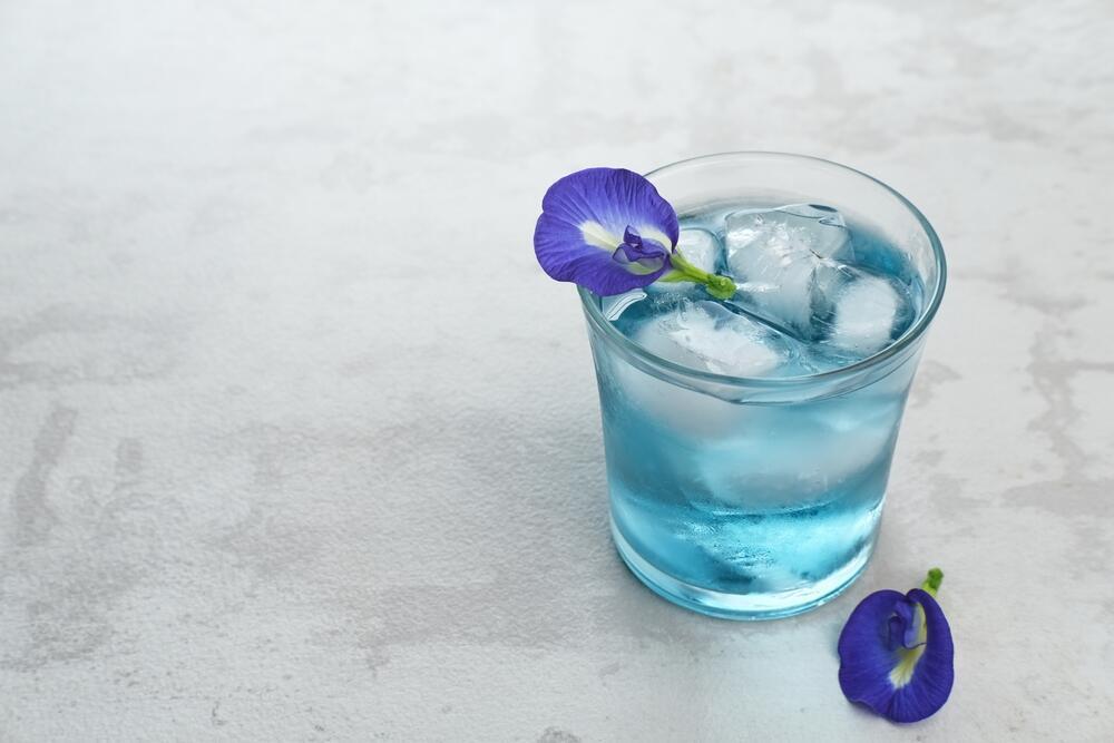 Холодный синий чай с экстрактом голубого горошка Butterfly Pea Flower Extract (Фото: tyasindayanti, shutterstock) Butterfly Pea Flower Extract, תמצית פרחי אפונה פרפרית מעניקה צבע כחול בולט לתה ומיצים, וכעת הורחב השימוש בה