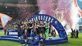 שחקני פאריס סן ז'רמן חוגגים זכייה בגביע