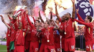 שחקני ליברפול מניפים את גביע הרפמייר ליג