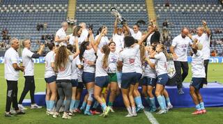 מ.ס קריית גת מניפות את הגביע