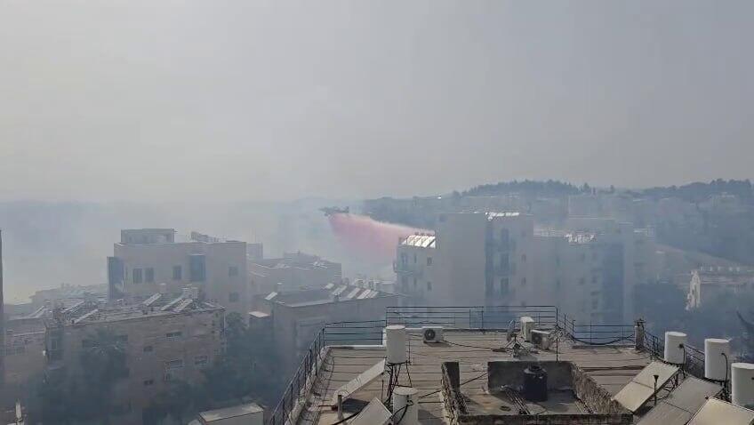 מטוס כיבוי בשכונת יפה נוף בירושלים