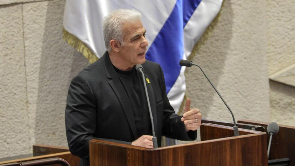 לפיד רומז: "ישראל מממנת את הסיוע לעזה באמצעות חברות קש - והממשלה מסתירה זאת"