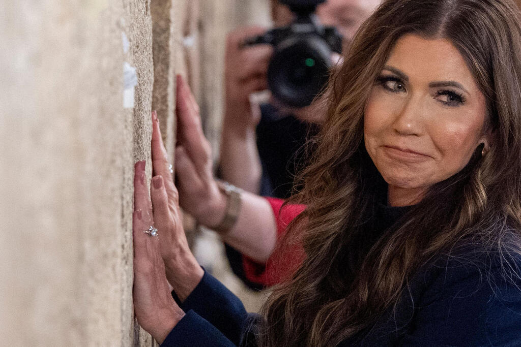  קריסטי נואם עם ג'יין האקבי ביקור ב כותל