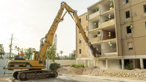 פינוי בינוי. הריסת המבנים הישנים ברחוב בן גוריון בגבעת שמואל 