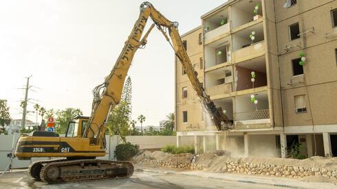 פינוי בינוי. הריסת המבנים הישנים ברחוב בן גוריון בגבעת שמואל 