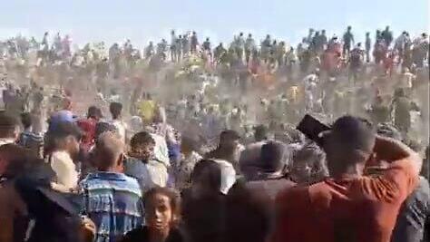 תיעוד: פריצה לאחד ממתחמי החלוקה ברצועת עזה, נסיגת עובדים אמריקנים - וירי ממסוקים