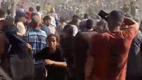 תיעוד: פריצה לאחד ממתחמי החלוקה ברצועת עזה, נסיגת עובדים אמריקנים - וירי ממסוקים