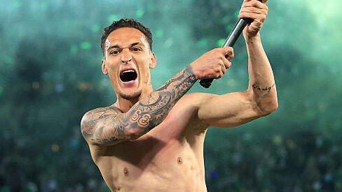 אנטוני חוגג את הניצחון על סביליה