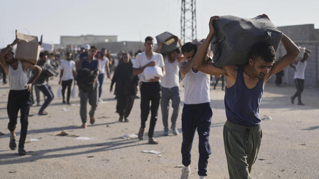 עזתים הולכים לקבל חבילות סיוע המוניטרי ברפיח
