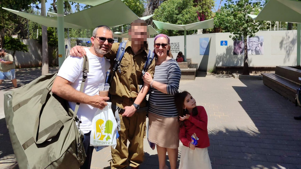 "צריך שיותר בני ישיבות יצטרפו". מירי מזרחי עם בעלה ובנה בלשכת הגיוס