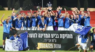 קבוצת הנוער של מכבי פ"ת מניפה את הגביע