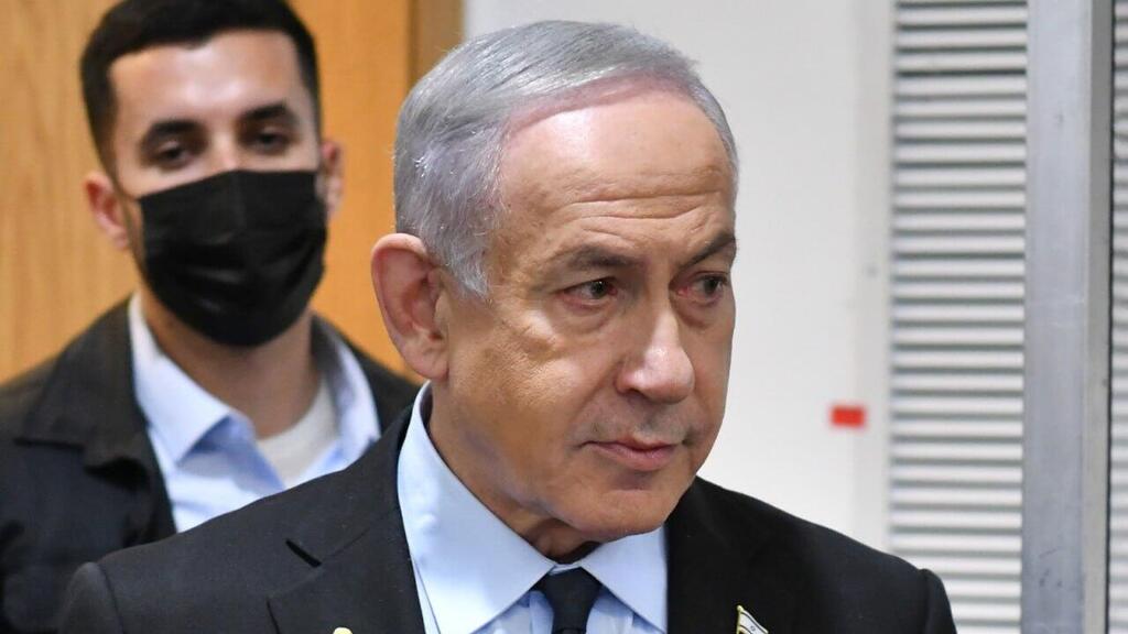 רה"מ בנימין נתניהו נכנס לאולם הדיונים על מנת לתת את עדותו בתיקי אלפים