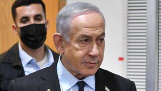 רה"מ בנימין נתניהו נכנס לאולם הדיונים על מנת לתת את עדותו בתיקי אלפים