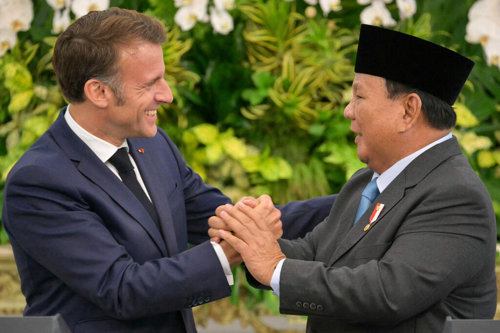נשיא אינדונזיה פרבואו סביאנטו במסיבת עיתונאים עם נשיא צרפת, עמנואל מקרון