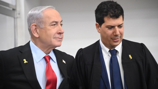 רה"מ בנימין נתניהו נכנס לאולם הדיונים במחוזי ת"א