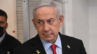 רה"מ בנימין נתניהו נכנס לאולם הדיונים במחוזי ת"א