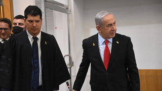 רה"מ בנימין נתניהו נכנס לאולם הדיונים במחוזי ת"א