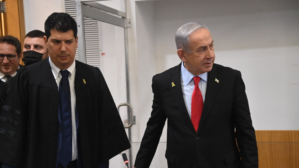 Биньямин Нетаниягу в суде (Фото: Яир Саги) רה"מ בנימין נתניהו נכנס לאולם הדיונים במחוזי ת"א