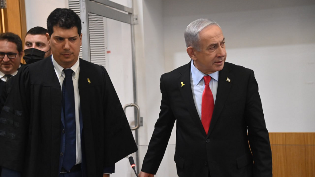 Нетаниягу в зале суда
(Фото из архива: Яир Саги) רה"מ בנימין נתניהו נכנס לאולם הדיונים במחוזי ת"א