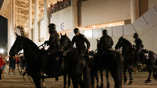 שוטרים על סוסים בסמוך לבלומפילד