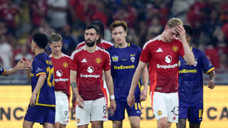 שחקני יונייטד יורדים מהמגרש לקול שריקות הבוז