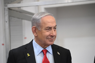 רה"מ בנימין נתניהו נכנס לאולם הדיונים במחוזי ת"א