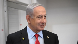רה"מ בנימין נתניהו נכנס לאולם הדיונים במחוזי ת"א