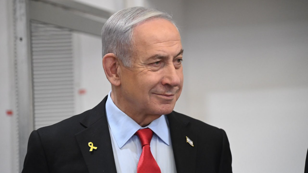 רה"מ בנימין נתניהו נכנס לאולם הדיונים במחוזי ת"א
