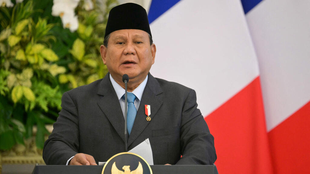 Not many countries are eager to join the international force. Indonesia’s president (Photo: Bay Ismoyo / AFP) נשיא אינדונזיה פרבואו סביאנטו במסיבת עיתונאים עם נשיא צרפת, עמנואל מקרון