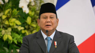 נשיא אינדונזיה פרבואו סביאנטו במסיבת עיתונאים עם נשיא צרפת, עמנואל מקרון