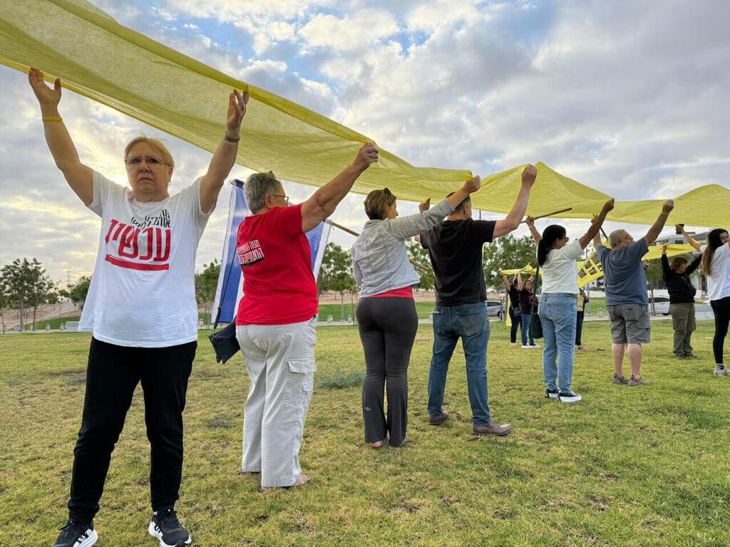 מפוני קיבוץ נירים מציינים את היום ה-600 למלחמה בבאר שבע